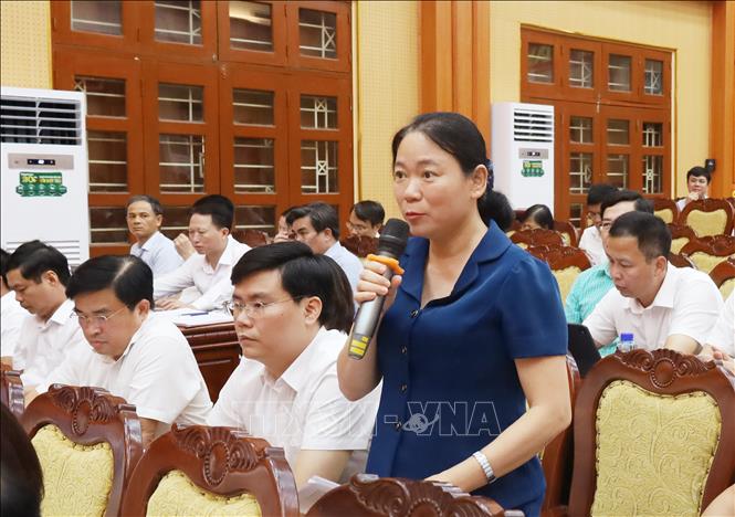 Bí thư Đảng ủy xã Vĩnh Trụ Lê Thị Hồng Hà phát biểu tại hội nghị. Ảnh: Thanh Tuấn - TTXVN