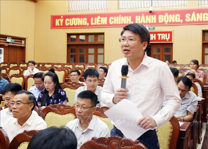 Bí thư Đảng ủy xã Nam Xang Phạm Văn Công phát biểu tại hội nghị. Ảnh: Thanh Tuấn - TTXVN