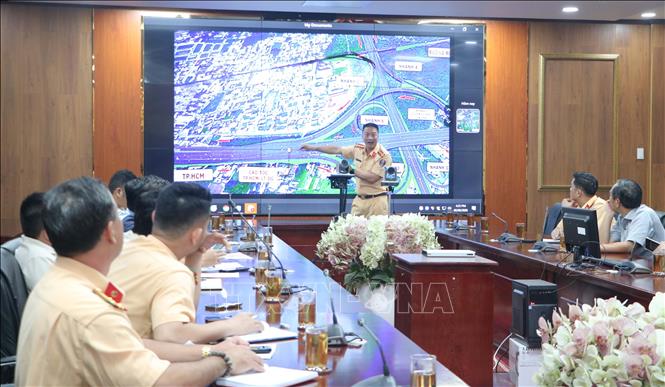 Lãnh đạo Cục Cảnh sát Giao thông, Bộ Công an nêu ý kiến tại buổi làm việc. Ảnh: Công Phong - TTXVN