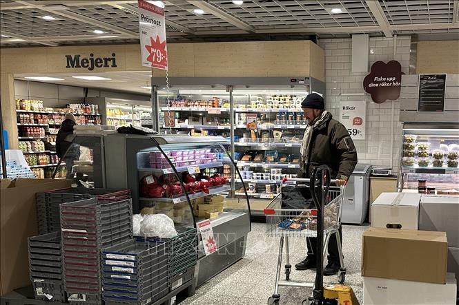 Người dân mua sắm tại siêu thị ở Stockholm, Thụy Điển. Ảnh: THX/TTXVN