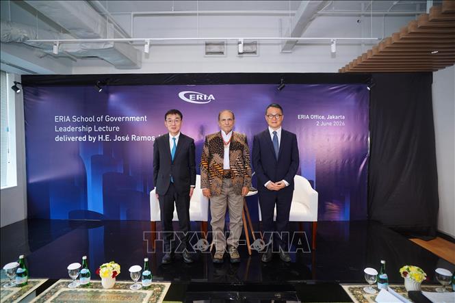 Tổng thống Cộng hòa Dân chủ Timor-Leste José Ramos-Horta cùng đại diện ERIA tại sự kiện. Ảnh: Minh Thái - Phóng viên TTXVN tại Indonesia