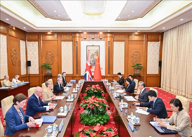 Bộ trưởng Ngoại giao Trung Quốc Vương Nghị và Ngoại trưởng Anh Yvette Cooper chủ trì Đối thoại chiến lược Trung Quốc - Anh lần thứ 11 tại Bắc Kinh ngày 2/6/2026. Ảnh: THX/TTXVN