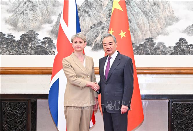 Bộ trưởng Ngoại giao Trung Quốc Vương Nghị và Ngoại trưởng Anh Yvette Cooper chủ trì Đối thoại chiến lược Trung Quốc - Anh lần thứ 11 tại Bắc Kinh ngày 2/6/2026. Ảnh: THX/TTXVN