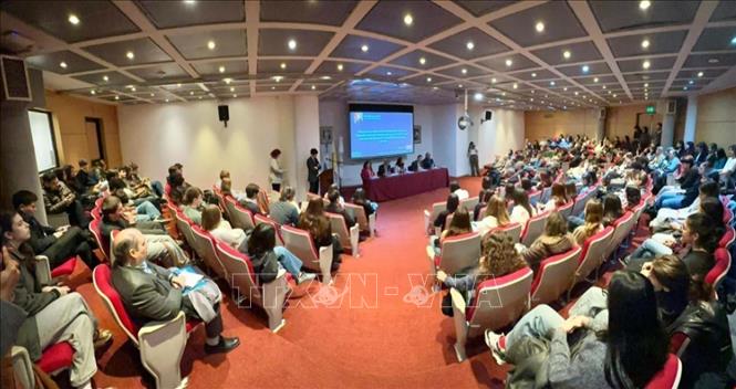 Đông đảo giáo sư, giảng viên và sinh viên Đại học Công giáo Argentina tham gia buổi đối thoại. Ảnh: Diệu Hương, phóng viên TTXVN tại Argentina