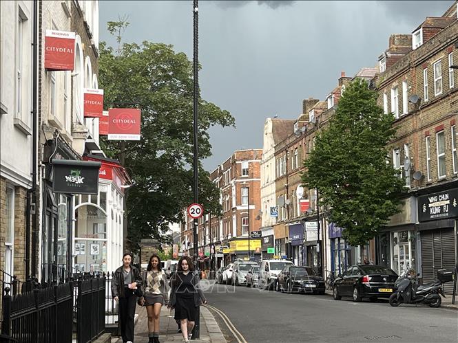 Những biển đỏ của Citydeal treo dày đặc dọc một phố thương mại tại Tây London. Hãng môi giới địa phương này đang đánh dấu lãnh thổ trong thị trường ngày càng cạnh tranh khốc liệt. Ảnh: Hương Giang - PV TTXVN tại Anh