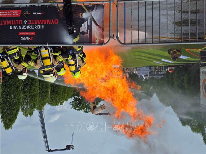 Du khách trực tiếp trải nghiệm tình huống khắc phục đám cháy lớn tại triển lãm INTERSCHUTZ 2026. Ảnh: Vũ Hiệp - PV TTXVN tại Đức