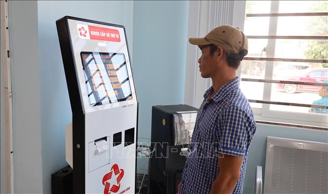 Kết quả đánh giá chất lượng phục vụ người dân, doanh nghiệp trên môi trường điện tử đạt 97,72 điểm, xếp thứ 3 trong tổng số 95 đơn vị cấp xã trên địa bàn thành phố. Ảnh: Đậu Tất Thành – TTXVN