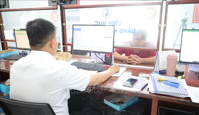 Những phản hồi tích cực từ người dân cho thấy hiệu quả rõ nét của việc phân cấp, phân quyền, đưa chính quyền đến gần dân hơn, đồng thời nâng cao trách nhiệm của đội ngũ cán bộ cơ sở trong thực thi công vụ. Ảnh: Đậu Tất Thành - TTXVN