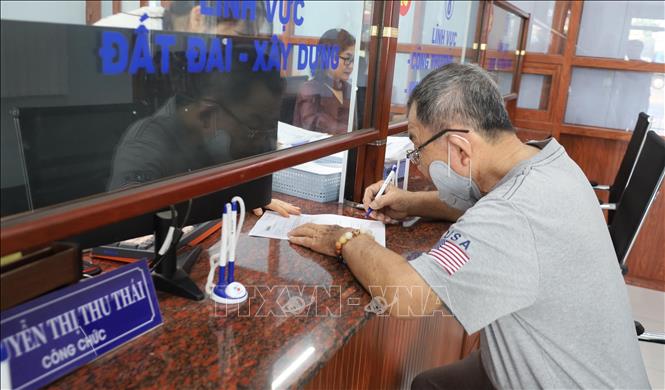 Người dân xã Nha Bích đến Trung tâm phục vụ hành chính công làm hồ sơ liên quan đến đất đai. Ảnh: Đậu Tất Thành – TTXVN