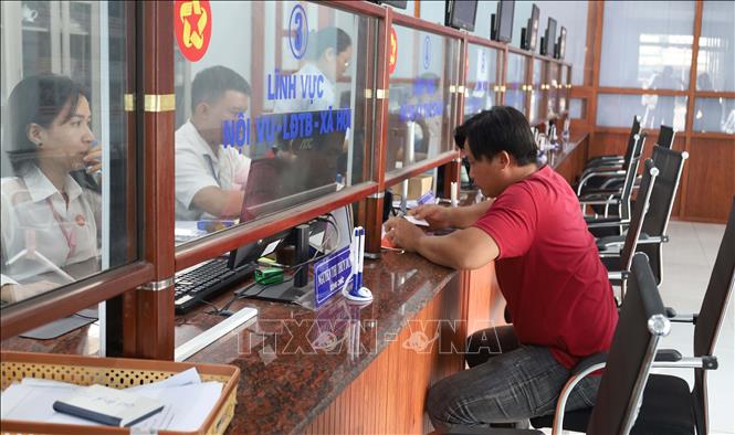 Theo anh Nguyễn Thanh Nhật ,trước đây mỗi lần lên huyện làm giấy tờ thường rất đông, phải chờ đợi lâu, có khi mất cả buổi hoặc cả ngày. Bây giờ đến xã thì mọi việc nhanh hơn rất nhiều. Ảnh: Đậu Tất Thành - TTXVN