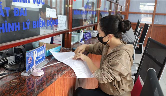 Theo người dân xã Nha Bích, từ ngày chuyển đổi mô hình, bỏ cấp huyện và thực hiện trực tiếp tại xã thì người dân thuận lợi hơn nhiều khi đến trung tâm hành chính công làm thủ tục. Ảnh: Đậu Tất Thành - TTXVN