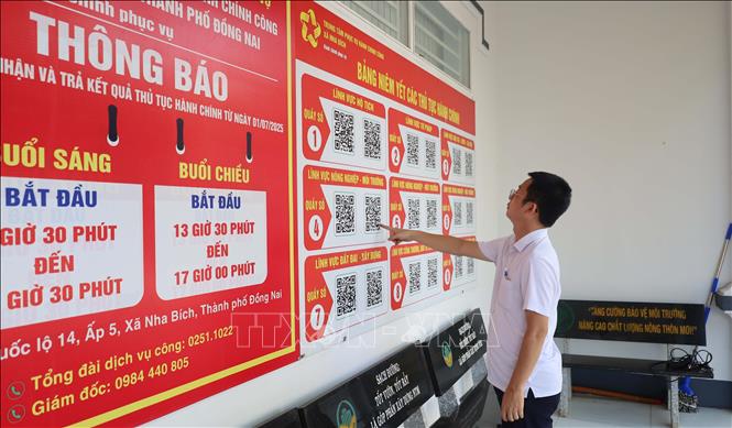 Sau gần 1 năm hoạt động, trung tâm phục vụ hành chính công xã Nha Bích đã tiếp nhận gần 6.000 hồ sơ, tỷ lệ giải quyết đúng hạn đạt 99,9%. Ảnh: Đậu Tất Thành - TTXVN