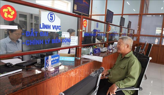 Ông Nguyễn Đình Thượng, ngụ ấp 3, xã Nha Bích cho rằng việc bỏ cấp trung gian đã mang lại nhiều thuận lợi cho người dân trong giải quyết các thủ tục hành chính. Ảnh: Đậu Tất Thành - TTXVN