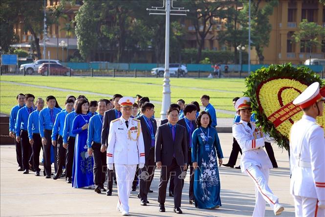 Đoàn đại biểu Công đoàn Việt Nam vào Lăng viếng Chủ tịch Hồ Chí Minh. Ảnh: Tuấn Anh - TTXVN