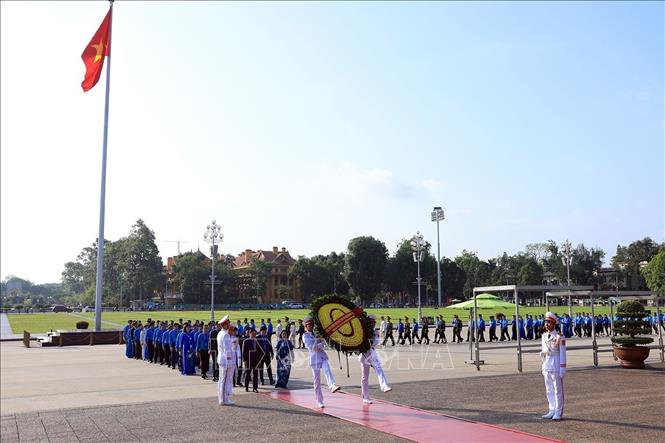 Đoàn đại biểu Công đoàn Việt Nam vào Lăng viếng Chủ tịch Hồ Chí Minh. Ảnh: Tuấn Anh - TTXVN
