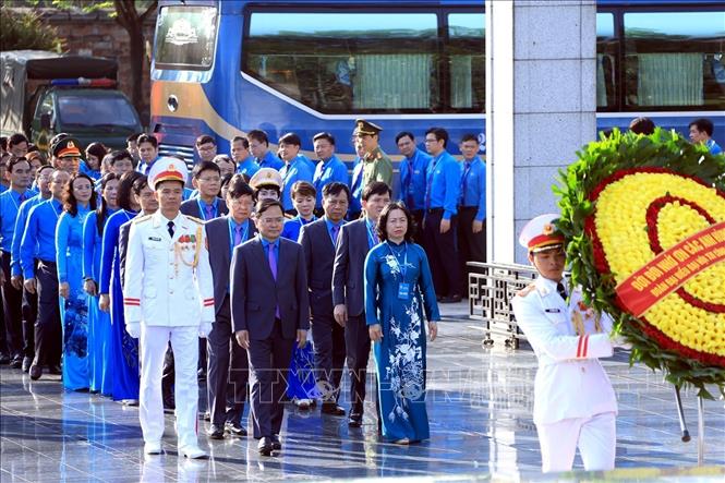 Đoàn đại biểu Công đoàn Việt Nam đến đặt vòng hoa tại Đài tưởng niệm các Anh hùng liệt sĩ (đường Bắc Sơn). Ảnh: Tuấn Anh - TTXVN