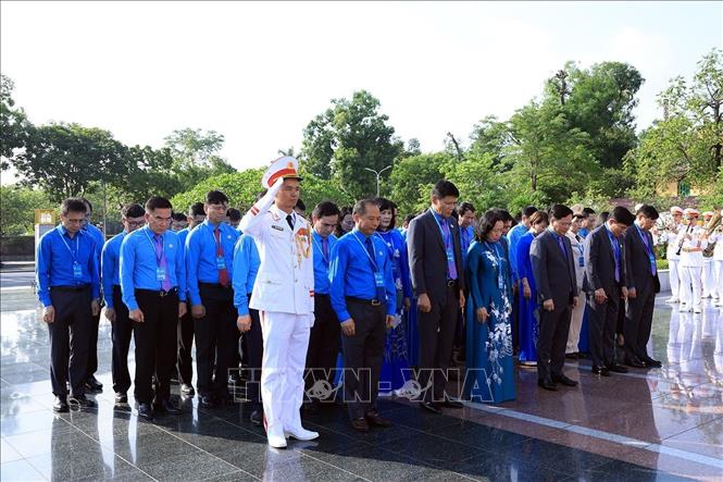 Đoàn đại biểu Công đoàn Việt Nam đến đặt vòng hoa tại Đài tưởng niệm các Anh hùng liệt sĩ trên đường Bắc Sơn. Ảnh: Tuấn Anh - TTXVN