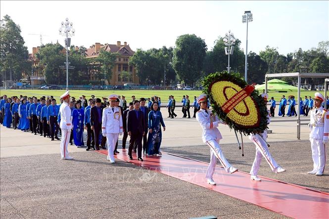 Đoàn đại biểu Công đoàn Việt Nam vào Lăng viếng Chủ tịch Hồ Chí Minh. Ảnh: Tuấn Anh - TTXVN