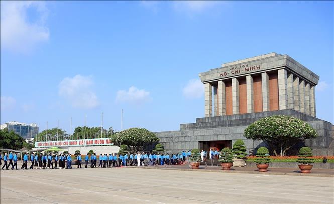 Đoàn đại biểu Công đoàn Việt Nam vào Lăng viếng Chủ tịch Hồ Chí Minh. Ảnh: Tuấn Anh - TTXVN
