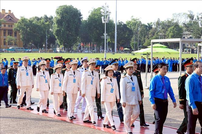 Đoàn đại biểu Công đoàn Việt Nam vào Lăng viếng Chủ tịch Hồ Chí Minh. Ảnh: Tuấn Anh - TTXVN