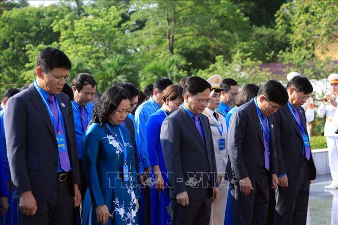 Đoàn đại biểu Công đoàn Việt Nam đến đặt vòng hoa tại Đài tưởng niệm các Anh hùng liệt sĩ trên đường Bắc Sơn. Ảnh: Tuấn Anh - TTXVN