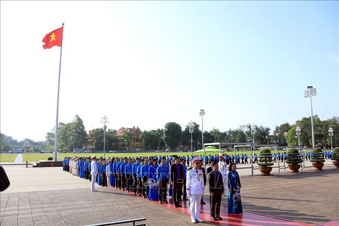 Đoàn đại biểu Công đoàn Việt Nam vào Lăng viếng Chủ tịch Hồ Chí Minh. Ảnh: Tuấn Anh - TTXVN