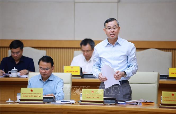 Bộ trưởng Bộ Tài chính Ngô Văn Tuấn báo cáo tình hình kinh tế - xã hội tháng 5 và 5 tháng đầu năm 2026. Ảnh: Dương Giang – TTXVN 
