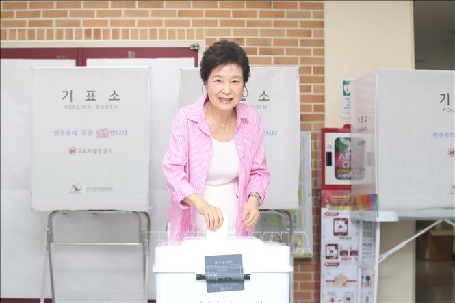 Cựu Tổng thống Hàn Quốc Park Geun-hye bỏ phiếu trong cuộc bầu cử địa phương tại điểm bầu cử ở thành phố Daegu ngày 3/6/2026. Ảnh: Yonhap/TTXVN