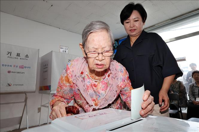 Cử tri bỏ phiếu trong cuộc bầu cử địa phương tại điểm bầu cử ở thành phố Gwangju, Hàn Quốc ngày 3/6/2026. Ảnh: Yonhap/TTXVN