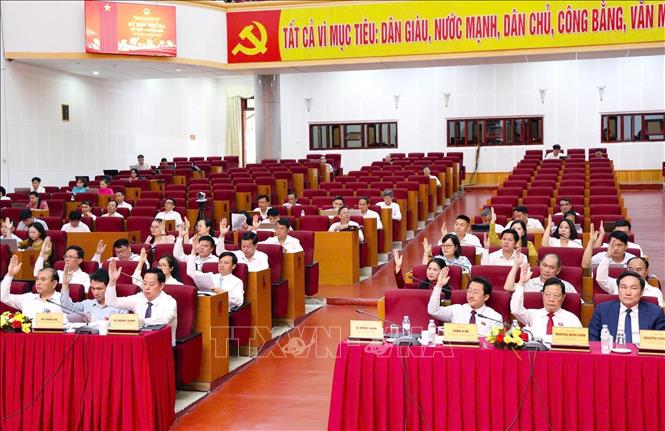 Các đại biểu, biểu quyết thông qua Nghị quyết tại Kỳ họp. Ảnh: Quý Trung - TTXVN 