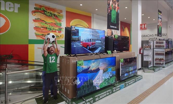 Mô hình cầu thủ bóng đá trong một trung tâm thương mại tại thủ đô Mexico City, Mexico. Ảnh: Phi Hùng - PV TTXVN tại Mexico.