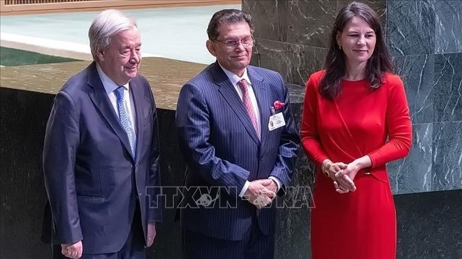 Chủ tịch Đại hội đồng LHQ Khóa 81 Khalilur Rahman (giữa) cùng Tổng thư ký LHQ António Guterres (trái) và Chủ tịch Đại hội đồng Khóa 80 Annalena Baerbock. Ảnh: TTXVN phát
