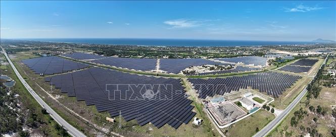 Nhà máy điện mặt trời Cẩm Hòa là dự án điện năng lượng tái tạo lớn và đầu tiên của tỉnh, do Công ty Cổ phần Tập đoàn Hoành Sơn đầu tư xây dựng ở xã Yên Hòa, huyện Cẩm Xuyên, tỉnh Hà Tĩnh. Dự án khai thác thương mại từ tháng 8/2019, dự án đóng vai trò quan trọng trong việc cung cấp điện và giảm áp lực cho lưới điện khu vực mùa nắng nóng. Ảnh: Vũ Sinh - TTXVN
