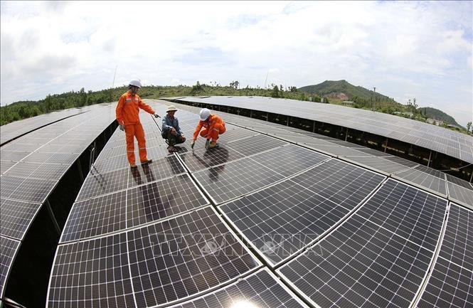 Công nhân Công ty điện lực Hà Tĩnh hướng dẫn doanh nghiệp sử dụng, vận hành sản xuất điện, ở hệ thống điện năng lượng mặt trời mái nhà của nhà máy điện mặt trời Hồng Lộc, xã Hồng Lộc, tỉnh Hà Tĩnh. Ảnh: Vũ Sinh - TTXVN