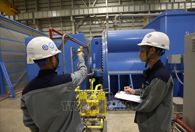 Kiểm tra nhiệt độ của máy phát điện đang vận hành phát điện ở Nhà máy nhiệt điện Vũng Áng II, Khu Kinh tế Vũng Áng, tỉnh Hà Tĩnh. Ảnh: Vũ Sinh - TTXVN