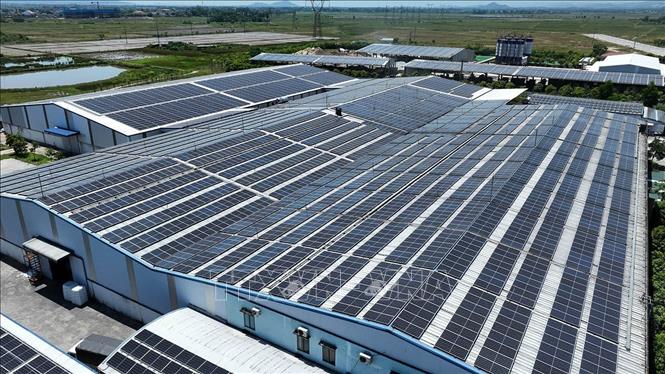 Hà Tĩnh phấn đấu đến năm 2030 đạt tỷ lệ 50% các tòa nhà công sở và 20% hộ gia đình trên địa bàn lắp đặt, sử dụng điện mặt trời mái nhà tự sản xuất, tự tiêu thụ. Ảnh: Vũ Sinh - TTXVN
