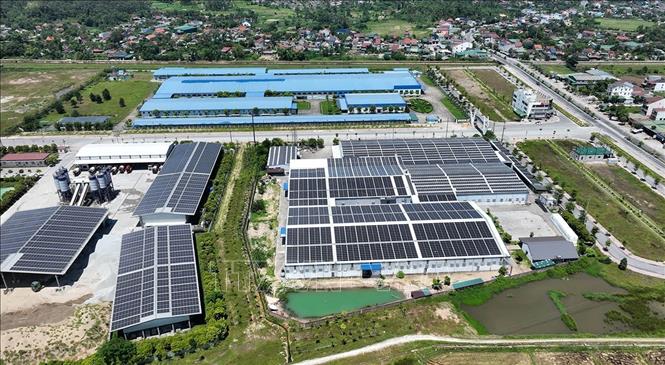 Hệ thống điện năng lượng mặt trời mái nhà của doanh nghiệp lắp đặt tại nhà xưởng ở Cụm Công nghiệp Đức Thọ, xã Đức Thọ, tỉnh Hà Tĩnh. Ảnh: Vũ Sinh - TTXVN