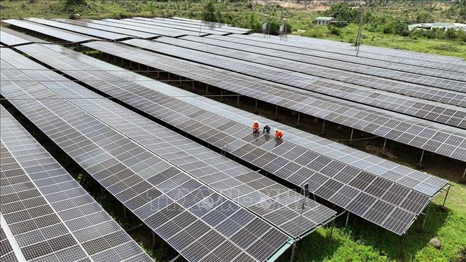 Hà Tĩnh phấn đấu đến năm 2030 đạt tỷ lệ 50% các tòa nhà công sở và 20% hộ gia đình trên địa bàn lắp đặt, sử dụng điện mặt trời mái nhà tự sản xuất, tự tiêu thụ. Ảnh: Vũ Sinh - TTXVN