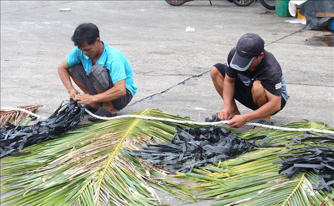Nghề cội chà là nghề truyền thống được truyền từ đời này qua đời khác của ngư dân Lâm Đồng. Ảnh: Hồng Hiếu - TTXVN