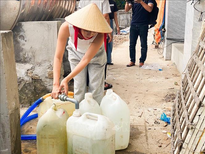 Người dân lấy nước sạch phục vụ sinh hoạt. Ảnh: Sỹ Thắng - TTXVN