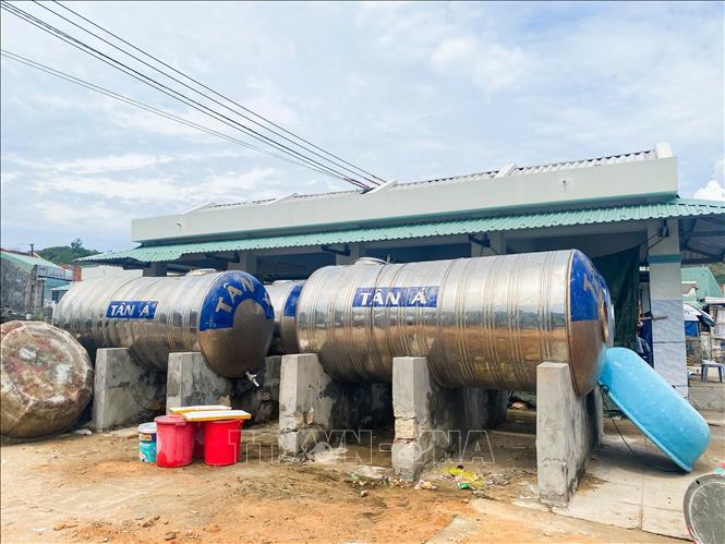 Sử dụng hệ thống bồn chứa tập trung để cấp nước sạch cho người dân trên làng chài Hải Minh. Ảnh: Sỹ Thắng - TTXVN
