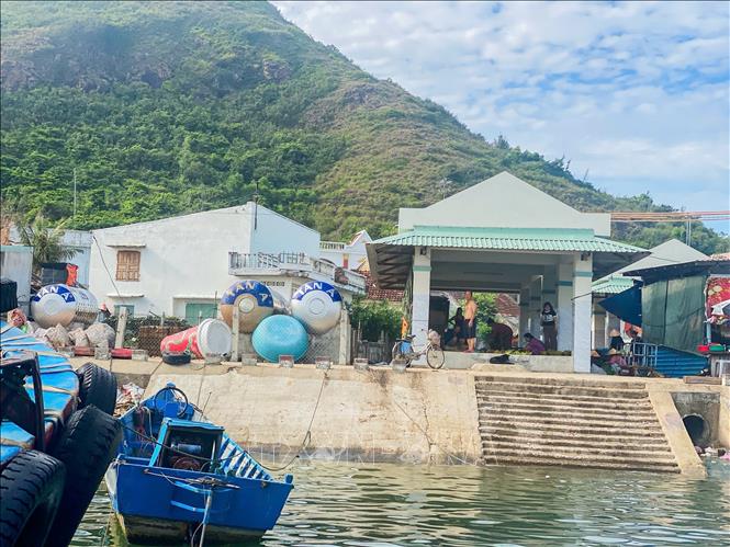 Vận chuyển nước từ đất liền đến làng chài Hải Minh. Ảnh: Sỹ Thắng - TTXVN