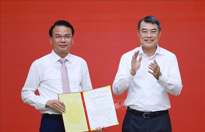 Thủ tướng Lê Minh Hưng trao quyết định cho đồng chí Đặng Xuân Phong, Bộ trưởng, Chủ nhiệm Văn phòng Chính phủ giữ chức Phó Bí thư Đảng uỷ Chính phủ. Ảnh: Dương Giang – TTXVN
