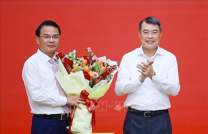 Thủ tướng Lê Minh Hưng trao quyết định cho đồng chí Đặng Xuân Phong, Bộ trưởng, Chủ nhiệm Văn phòng Chính phủ giữ chức Phó Bí thư Đảng uỷ Chính phủ. Ảnh: Dương Giang – TTXVN
