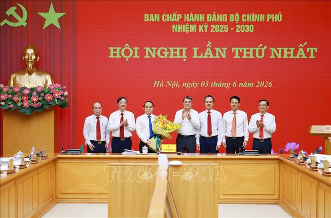 Thủ tướng Lê Minh Hưng chúc mừng Uỷ ban Kiểm tra Đảng uỷ Chính phủ. Ảnh: Dương Giang – TTXVN
