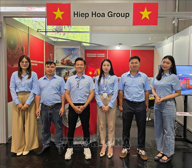 Vietnamese business representatives at the INTERSCHUTZ 2026 in Germany. VNA Photo: Vũ Hiệp
