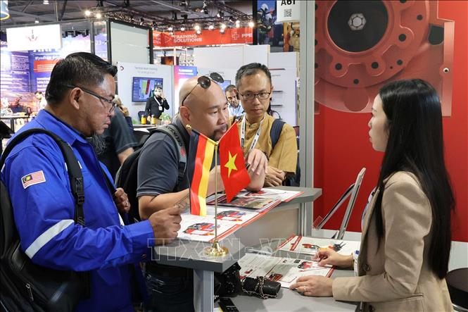 Foreign visitors learn about Vietnamese fire fighting equipments at the event. VNA Photo: Vũ Hiệp