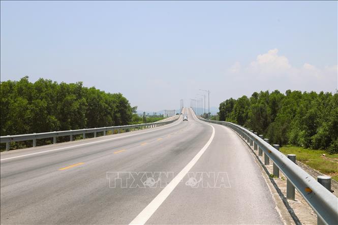 Tuyến đường ven biển Nghi Sơn (Thanh Hóa) - Cửa Lò (Nghệ An) qua khu du lịch biển Hòn Câu (xã Hải Châu, tỉnh Nghệ An) do nắng nóng gay gắt nên thưa vắng các loại phương tiện qua lại. Ảnh: Xuân Tiến - TTXVN 
