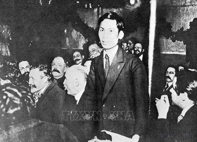 Từ 25 - 30/12/1920, Nguyễn Ái Quốc (tên của Chủ tịch Hồ Chí Minh trong thời gian hoạt động cách mạng ở Pháp) tham dự Đại hội lần thứ 18 Đảng Xã hội Pháp ở thành phố Tours với tư cách đại biểu Đông Dương. Nguyễn Ái Quốc ủng hộ Luận cương của Lenin về vấn đề dân tộc và thuộc địa; tán thành việc thành lập Đảng Cộng sản Pháp và trở thành một trong những người sáng lập Đảng Cộng sản Pháp và cũng là người Cộng sản đầu tiên của dân tộc Việt Nam. Ảnh: Tư liệu TTXVN