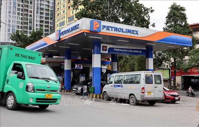 Một cửa hàng kinh doanh xăng dầu của Petrolimex. Ảnh: Trần Việt - TTXVN